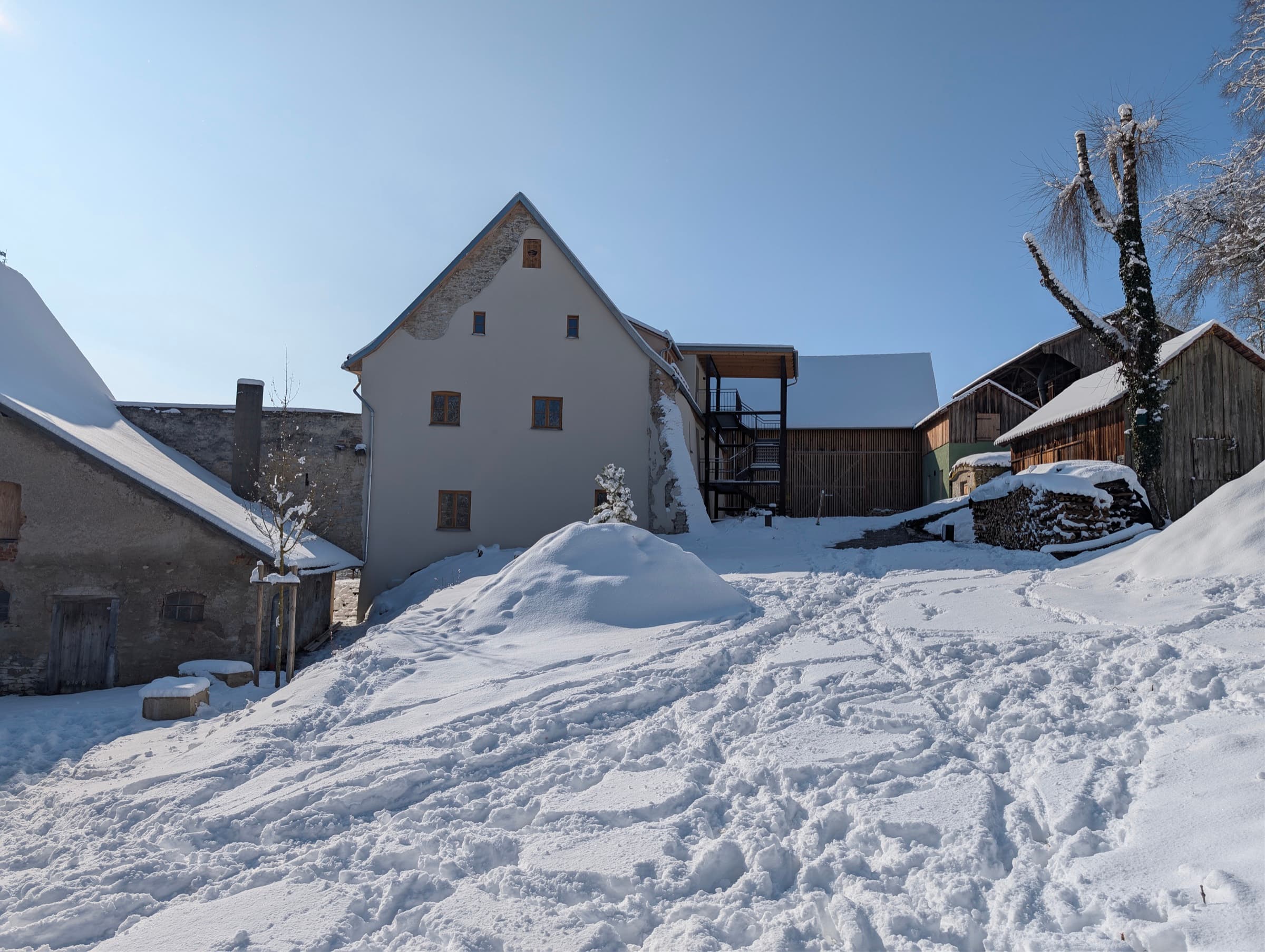 Hofberg 1 in Obermässing — kernsaniertes denkmalgeschütztes Bauernhaus im winterlichen Naturpark Altmühltal